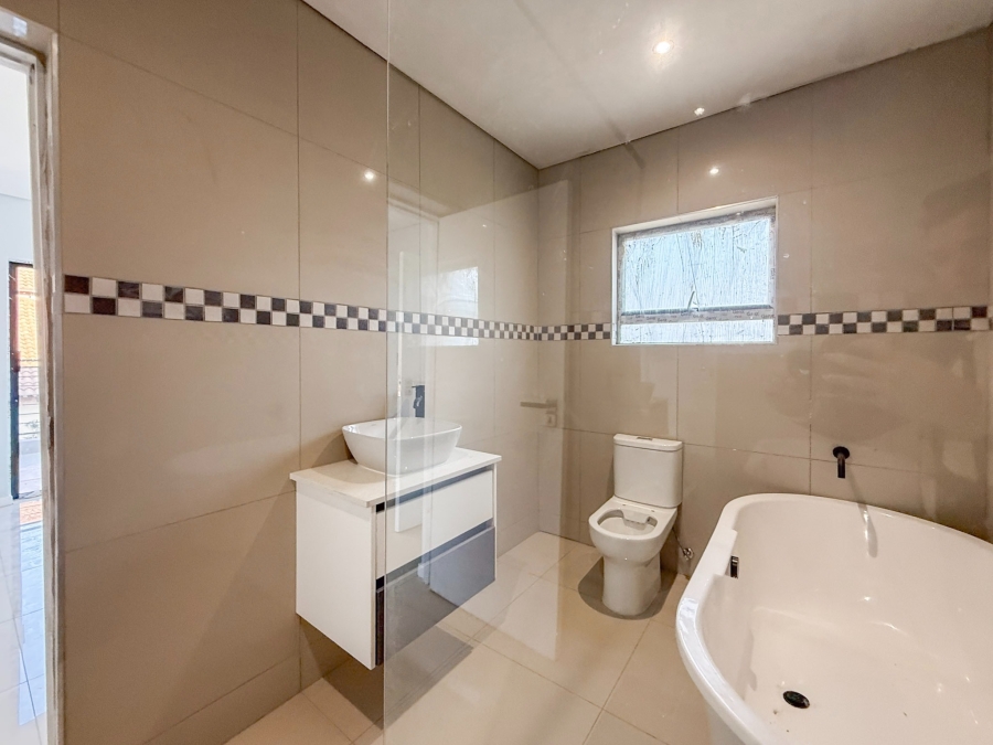 5 Bedroom Property for Sale in Melodie North West